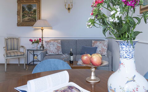 Maison D'Alice: Möbel, Interior Design, Blume, Bilderrahmen, Tabelle, Beleuchtung, Zimmer, Flooring, Blumentopf, Wohnzimmer