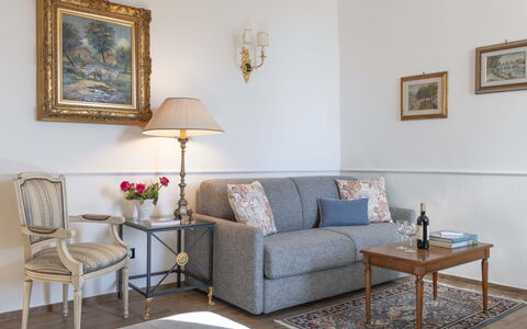 Maison D'Alice: Möbel, Interior Design, Couch, Wohnzimmer, Zimmer, Flooring, Bilderrahmen, Tabelle, Textil, Fussboden