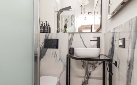 Maison D'Alice: Interior Design, Armatur, Zapfhahn, Installation, Sinken, Badezimmer, Glas, Spiegel, Bad Sink, Light Fixture