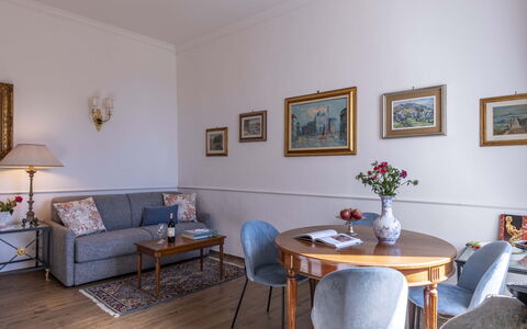 Maison D'Alice: Möbel, Interior Design, Flooring, Holz, Fussboden, Bilderrahmen, Tabelle, Zimmer, Beleuchtung, Wohnzimmer