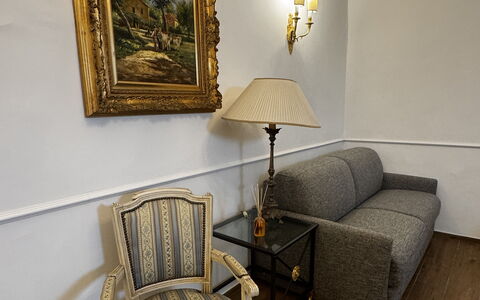 Maison D'Alice: Möbel, Interior Design, Flooring, Wand, Holz, Fussboden, Couch, Wohnzimmer, Beleuchtung, Bilderrahmen