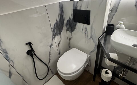 Maison D'Alice: Interior Design, Armatur, Fussboden, Installation, Badezimmer, Toilette, Toilleten Sitz, Fliese, Zapfhahn, Spiegel