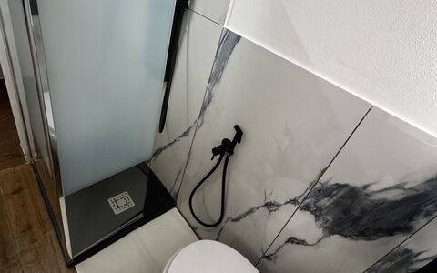 Maison D'Alice: Fussboden, Flooring, Armatur, Installation, Fliese, Badezimmer, Zapfhahn, Toilette