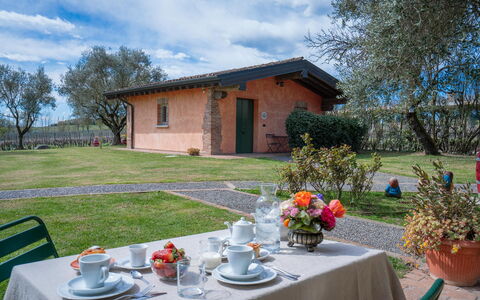 Preseglie Lake Garda: Hütte, Estate, Garten, Rasen, Bauernhaus, Garten, Landscaping, Hazienda, Park, Gartenbauten