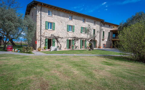 Preseglie Lake Garda: Estate, Rasen, Garten, Garten, Hinterhof, Landscaping, Villa, Bauernhaus