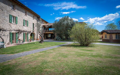 Preseglie Lake Garda: Estate, Rasen, Garten, Hazienda, Garten, Hinterhof, Bauernhaus, Landscaping, Hof, Villa