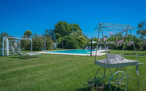 Preseglie Lake Garda: Blau, Baum, Schwimmbad, Garten, Schatten, Freizeit, Rasen, Landscaping, Resort, Estate
