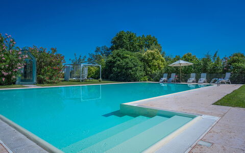 Preseglie Lake Garda: Schwimmbad, Blau, Resort, Verbundwerkstoff, Freizeit, Schatten, Eco Hotel, Thermae, Water Feature, Freizeitzentrum