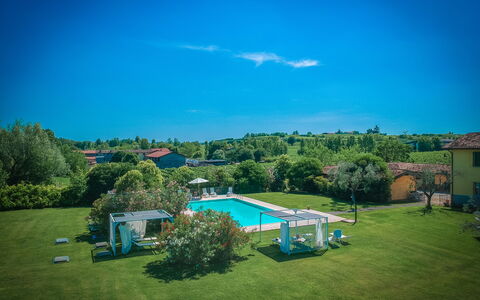 Preseglie Lake Garda: Blau, Schwimmbad, Estate, Rasen, Freizeit, Resort, Eco Hotel, Landscaping, Hazienda, Park