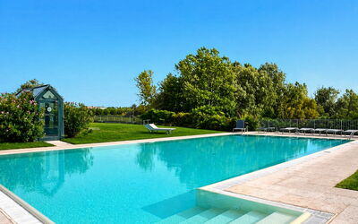 Preseglie Lake Garda: Schwimmbad, Blau, Wasser, Resort, Verbundwerkstoff, Water Feature, Schatten, Freizeit, Eco Hotel, Garten