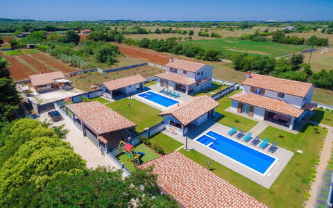 Alba Rossa: Wohnung, Balkon, Küste, Eigentumswohnung, Strandresort, Resort, Zaun, Ferienort, Hotel, Geländer