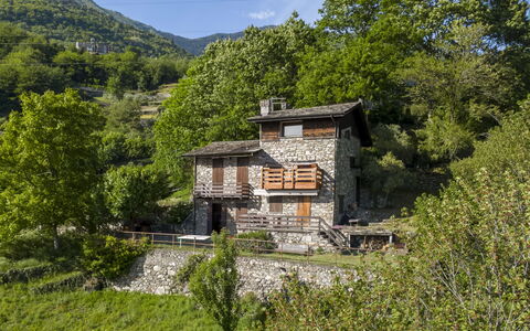 Carla & Ninni: Haus, Ländliches Gebiet, Menschliche Siedlung, Hütte, Dorf, Bergdorf, Bauernhaus
