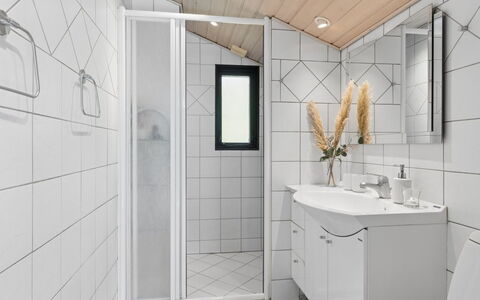 Emelita - 1.1Km from the Sea: Flooring, Wand, Interior Design, Armatur, Fussboden, Decke, Badezimmer, Sinken, Installation, Badezimmerschrank