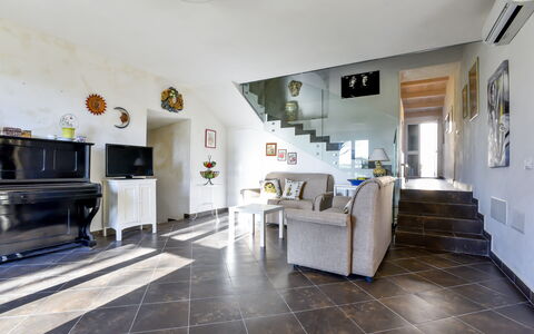 Tenuta Renna: Flooring, Interior Design, Fussboden, Möbel, Decke, Beleuchtung, Couch, Zimmer, Wohnzimmer