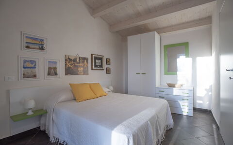 Tenuta Renna: Möbel, Interior Design, Bett, Schlafzimmer, Wand, Fussboden, Flooring, Holz, Bettdecke, Zimmer