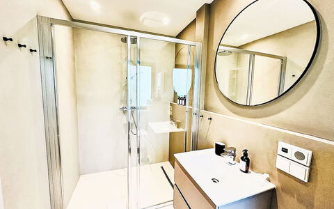 Alpenzeit: Flooring, Fussboden, Interior Design, Armatur, Installation, Badezimmer, Spiegel, Zapfhahn, Fliese