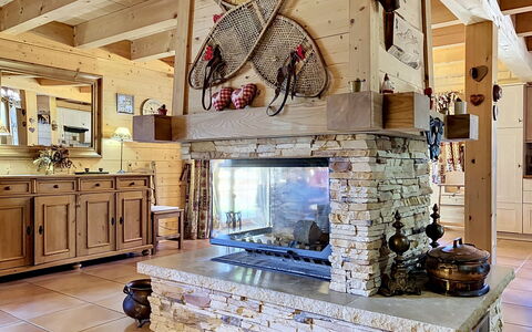 La Suisse Normande: Möbel, Holz, Interior Design, Decke, Zuhause, Feuerstelle, Flooring, Zimmer, Stuhl, Wohnzimmer