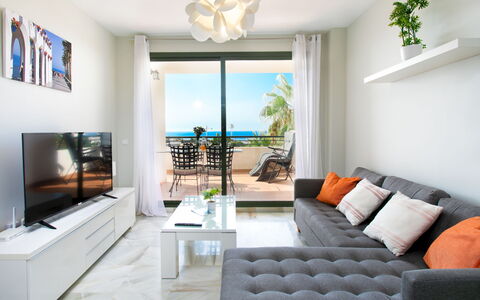 Nerja Center View: Möbel, Interior Design, Flooring, Couch, Tabelle, Wohnzimmer, Fussboden, Wohnung, Zimmer