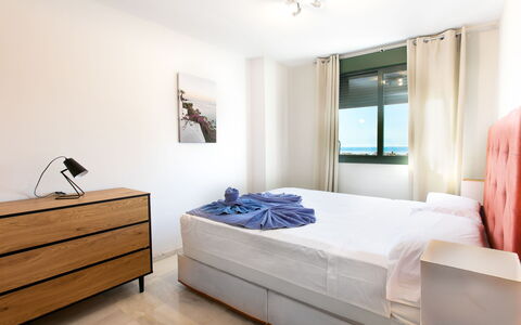 Nerja Center View: Möbel, Bett, Interior Design, Flooring, Schlafzimmer, Fussboden, Holz, Bettdecke, Bedding, Zimmer