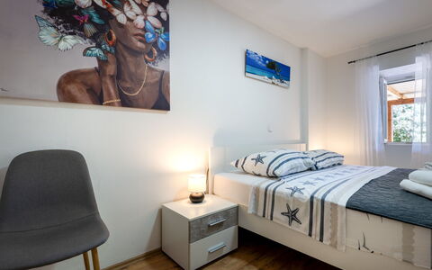 Hidden Hill: Bett, Möbel, Interior Design, Schlafzimmer, Bedding, Bettdecke, Wand, Zimmer, Fussboden, Holz