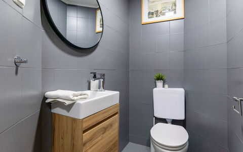 Hidden Hill: Toilleten Sitz, Toilette, Interior Design, Armatur, Flooring, Badezimmer, Fussboden, Badezimmerschrank, Zuhause, Installation