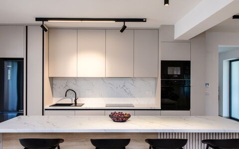 Antica: Küche, Möbel, Interior Design, Flooring, Wand, Light Fixture, Holz, Countertop, Fussboden, Decke