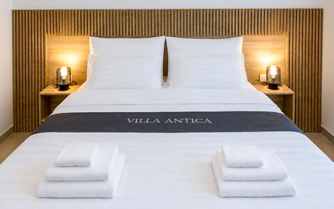 Antica: Bett, Schlafzimmer, Möbel, Interior Design, Holz, Bedding, Bettdecke, Fussboden, Dekokissen, Bettrahmen