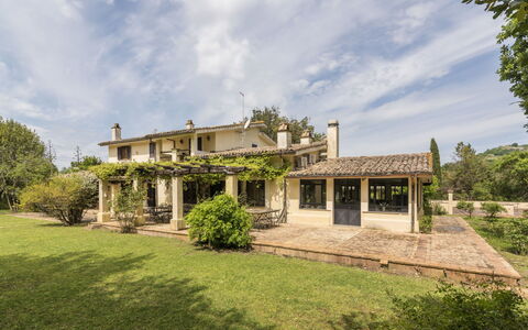 Luxury Villas Near Rome: Baum, Zuhause, Strauch, Haus, Estate, Bauernhaus, Ländliches Gebiet, Hütte, Villa