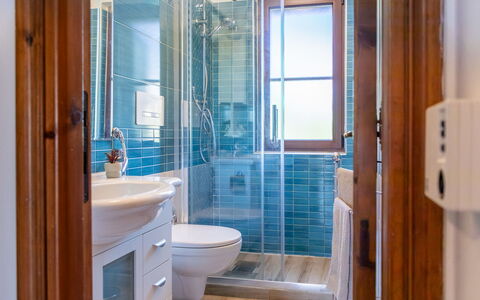 Perla San Teo: Badezimmer, Armatur, Flooring, Interior Design, Fussboden, Bad Sink, Sinken, Spiegel, Zapfhahn, Installation