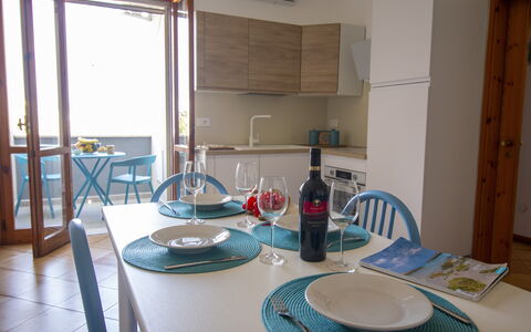 Sweet Dreams Home in Otranto: Möbel, Interior Design, Holz, Flooring, Fussboden, Tabelle, Stuhl, Küche & Esszimmer Tisch, Zimmer, Esszimmer