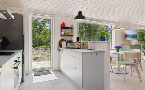 Gizelle - 200M from the Sea: Flooring, Küche, Countertop, Holz, Interior Design, Fussboden, Möbel, Zuhause, Küchengerät, Decke