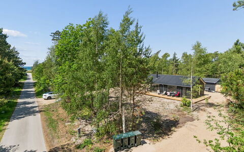 Gizelle - 200M from the Sea: Baum, Strauch, Hütte, Schatten, Auffahrt, Weg, Landscaping, Immergrün, Gartenbauten