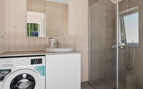 Gizelle - 200M from the Sea: Flooring, Fussboden, Interior Design, Armatur, Holz, Decke, Sinken, Zimmer, Badezimmer, Badezimmerschrank