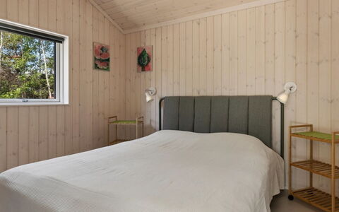 Gizelle - 200M from the Sea: Schlafzimmer, Holz, Bett, Möbel, Flooring, Interior Design, Fussboden, Bettdecke, Decke, Bedding