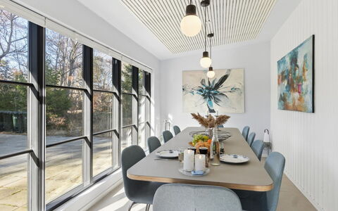 Sinika - 1.5Km from the Sea: Möbel, Interior Design, Wand, Light Fixture, Stuhl, Flooring, Tabelle, Esszimmer, Decke, Holz