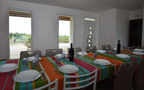 Villa Marzia: Möbel, Tabelle, Stuhl, Holz, Interior Design, Flooring, Küche & Esszimmer Tisch, Esszimmer, Beleuchtung, Fussboden