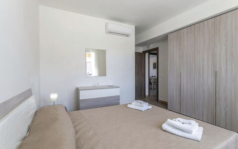 Villa Marzia: Interior Design, Flooring, Fussboden, Möbel, Holz, Schlafzimmer, Bett, Decke, Zimmer, Wohnung