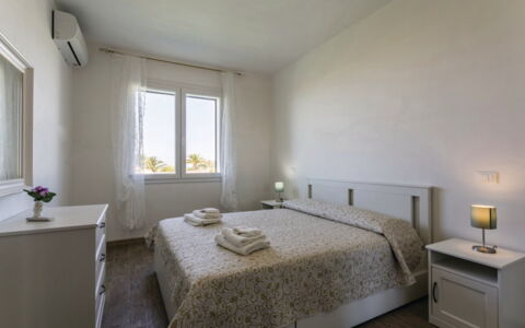 Villa Marzia: Schlafzimmer, Wohnung, Fussboden, Bett, Zuhause, Möbel, Bedding, Bettrahmen, Bettdecke, Zimmer