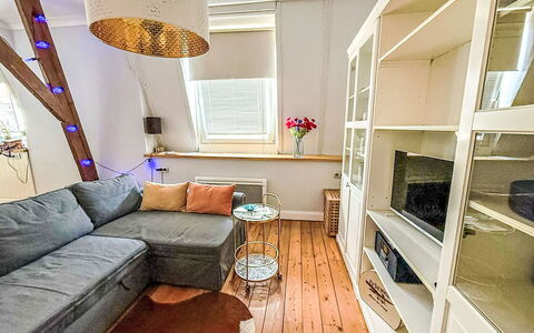 The Historic Sea Suite: Möbel, Interior Design, Flooring, Fussboden, Holzboden, Couch, Holz, Decke, Zimmer, Wohnzimmer