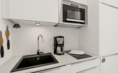 Seebrise: Küche, Countertop, Küchengerät, Cabinetry, Interior Design, Holz, Flooring, Major Appliance, Haushaltsgerät, Möbel