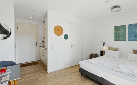 Seebrise: Möbel, Wohnung, Interior Design, Stuhl, Komfort, Bett, Schlafzimmer, Kissen, Hartholz, Design