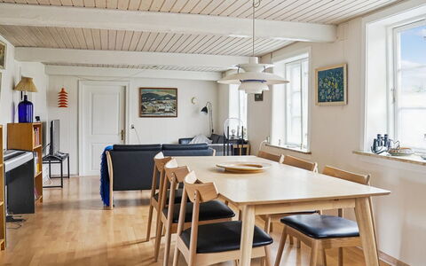 Espen - 300M from the Sea: Möbel, Flooring, Holz, Interior Design, Fussboden, Tabelle, Decke, Stuhl, Holzboden, Esszimmer
