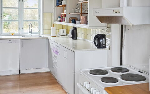 Espen - 300M from the Sea: Küche, Küchengerät, Major Appliance, Countertop, Flooring, Interior Design, Holz, Decke, Fussboden, Cabinetry