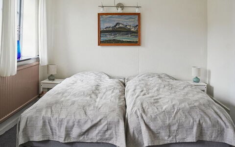 Espen - 300M from the Sea: Bett, Schlafzimmer, Bedding, Bettdecke, Holz, Linens, Fussboden, Möbel, Flooring, Interior Design