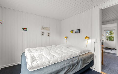 Ascan - 300M to the Fjord: Holz, Schlafzimmer, Bettdecke, Bett, Bedding, Decke, Fussboden, Bettrahmen, Kissen, Design