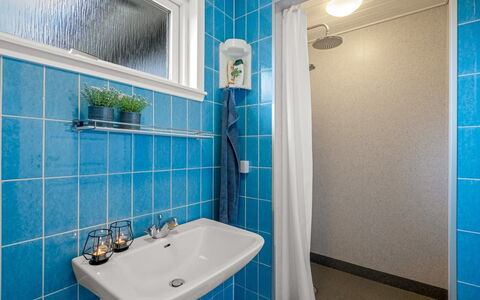 Ascan - 300M to the Fjord: Armatur, Badezimmer, Flooring, Sinken, Bad Sink, Zapfhahn, Interior Design, Installation, Fussboden, Fliese