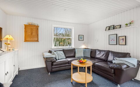 Ascan - 300M to the Fjord: Holz, Interior Design, Decke, Zuhause, Couch, Flooring, Möbel, Wohnzimmer, Fussboden
