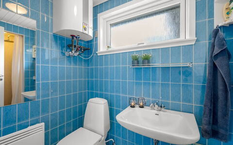 Ascan - 300M to the Fjord: Badezimmer, Armatur, Bad Sink, Sinken, Toilleten Sitz, Toilette, Interior Design, Flooring, Fussboden, Zapfhahn