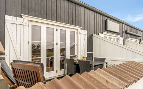 Melvin - 50M to the Fjord: Hütte, Zuhause, Haus, Dach, Veranda, Estate, Abstellgleis, Gartenbauten, Bauernhaus, Garten