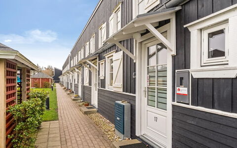 Melvin - 50M to the Fjord: Hütte, Zuhause, Haus, Dach, Veranda, Estate, Abstellgleis, Gartenbauten, Bauernhaus, Garten